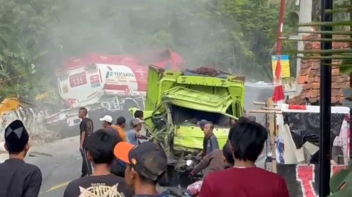 Tabrakan Beruntun di Cigudeg Bogor, Mobil Pertamina Vs Box Sopir Terjepit