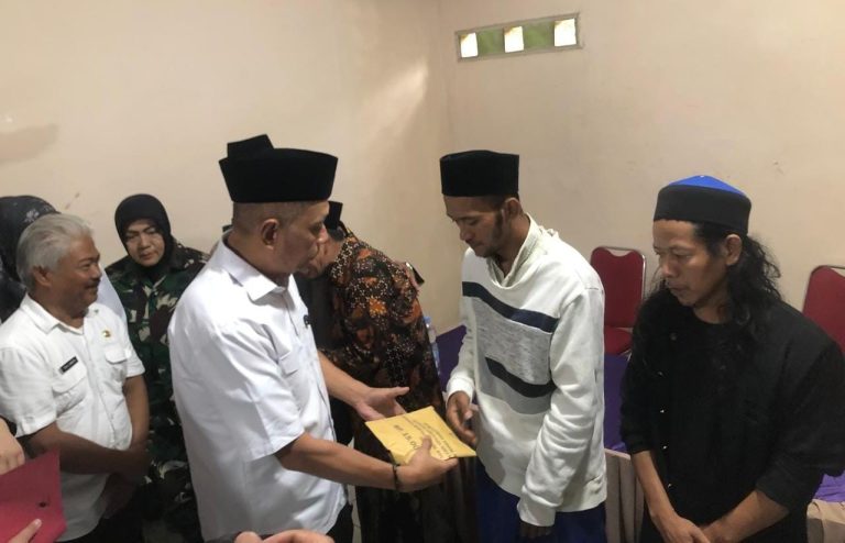 Wamensos Agus Jabo Priyono Serahkan Bantuan Rp62 Juta untuk Korban Majelis Ambruk di Ciomas