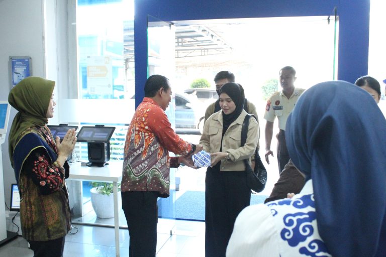 Meriahkan HPN 2025, BRI KC Depok Berbagi Bingkisan ke Nasabah