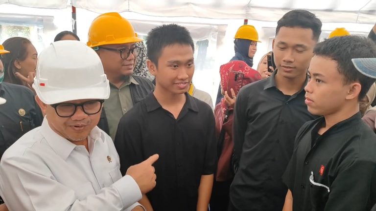 Tinjau Bangunan SMKN 1 Cileungsi yang Ambruk, Mendikdasmen RI Janjikan Renovasi Selesai Desember 2025