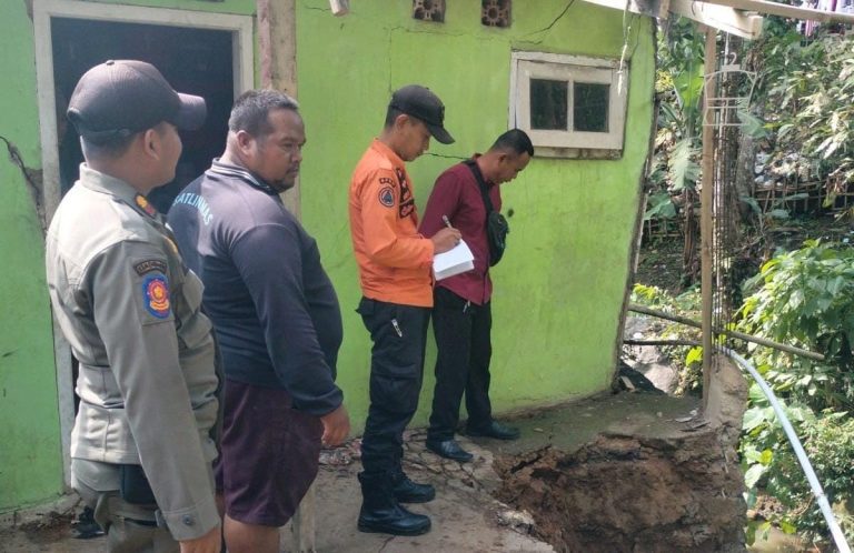 Puluhan Warga Terdampak Longsor di Cijeruk Bogor, BPBD Lakukan Evakuasi