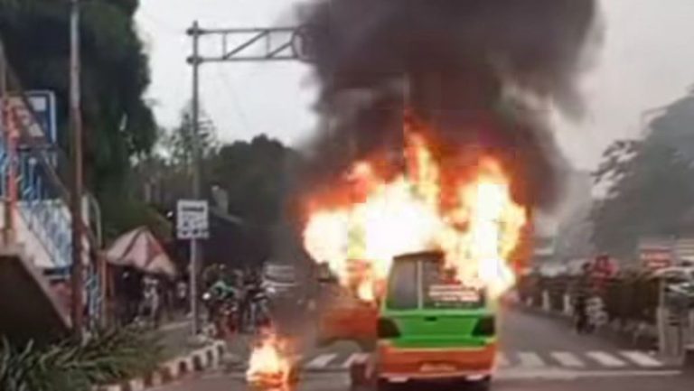 Angkot Terbakar di Jembatan Merah Bogor