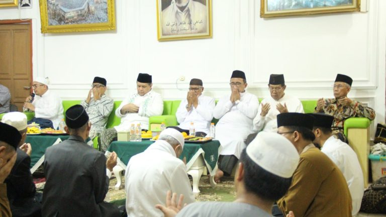 Tahlilan 40 Hari KH Helmy Abdul Mubin LC, Ribuan Santri dan Tamu Hadir