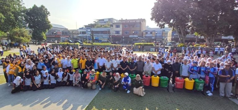 Dihadiri Menteri LH, Senam Sehat Wartawan PWI Kota Bogor di Alun-alun Bogor Pecah Dipadati Ratusan Warga