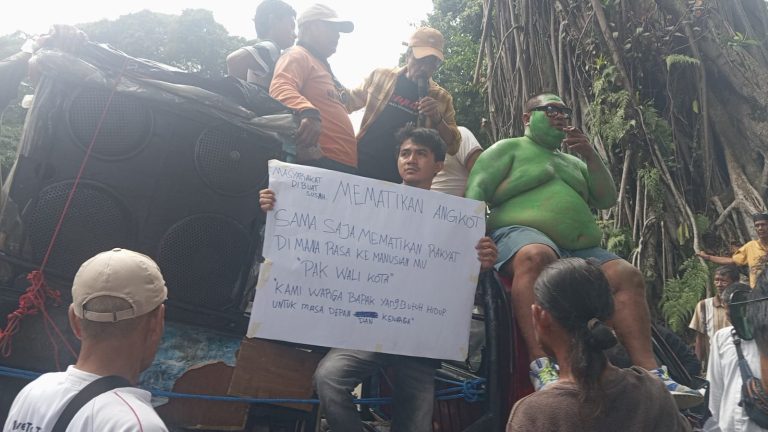 Demo ke Balai Kota Bogor, Sopir Angkot Jadi 'Hulk'