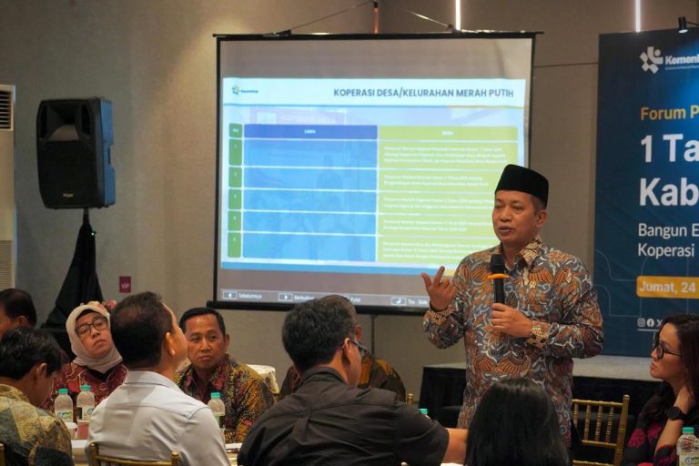 Menkop Pastikan Program di Luar Kopdes Merah Putih Tetap Berjalan