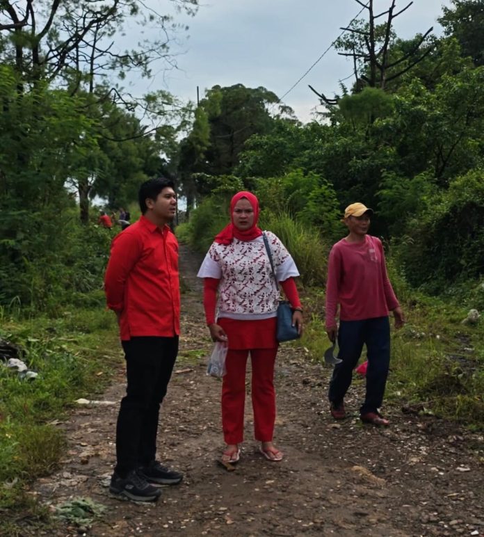 Banu Lesmana Turun Tangan, Gotong Royong Perbaiki Jalan di Mekarwangi