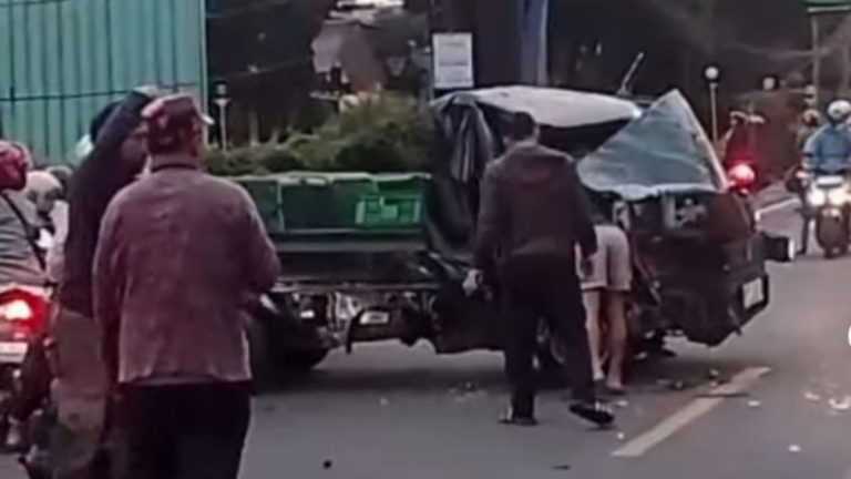 Kecelakaan Mobil Pick Up vs Truk di Depan Fapesta Bogor, Dua Orang Luka Berat