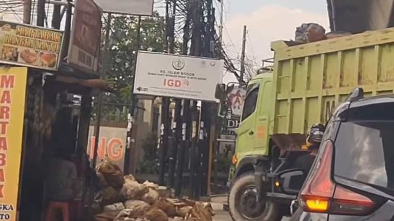 Warga Bogor Keluhkan Truk Proyek Tower 18 Lantai SIG, Jalan Jadi Kotor dan Macet