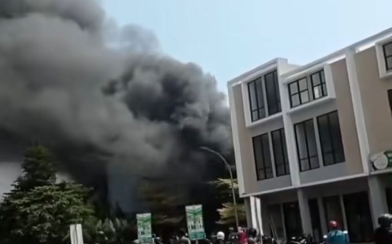 Pabrik Bingkai di Cibinong Hangus Terbakar, 5 Unit Mobil Damkar Dikerahkan 