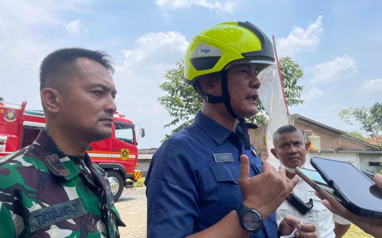 Damkar Masih Investigasi Penyebab Terbakarnya Pabrik Bingkai di Cibinong