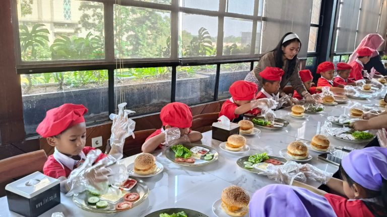 TK Mentari Ajak Siswa Belajar Memasak Lewat Kegiatan Fun Cooking di Roofpark Bogor