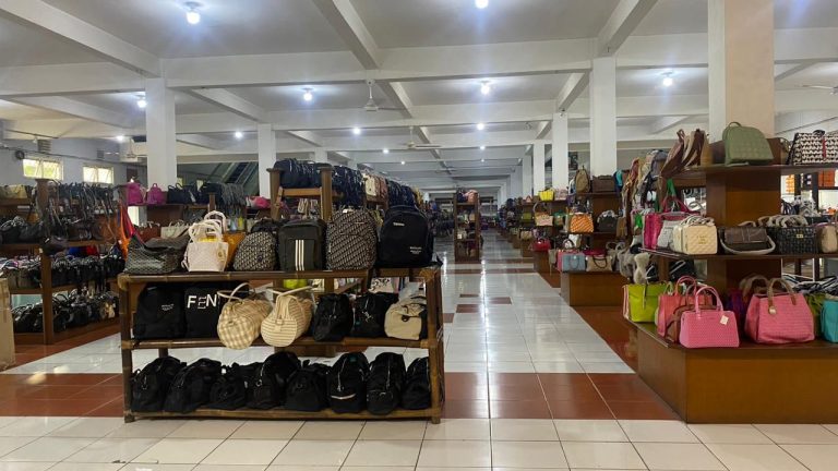 Toko Tas Tajur Mulai Sepi, Penjualan Turun 50 Persen dan Karyawan Berkurang Drastis