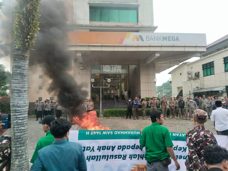 Massa Santri dan Ansor Gelar Aksi Demo di Bank Mega Bogor, Bakar Ban hingga Desak Penghentian Operasional