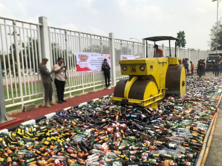 Bea Cukai dan Bupati Bogor Musnahkan Jutaan Rokok Ilegal dan Miras di Stadion Pakansari
