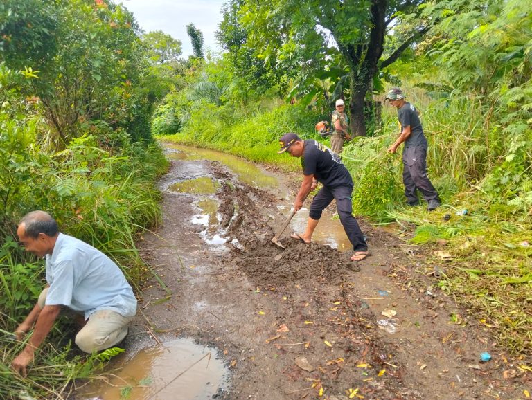 Jalan BMW di Mekarwangi Rusak dan Tergenang, Warga RW 05 Bergerak Perbaiki Akses Secara Mandiri
