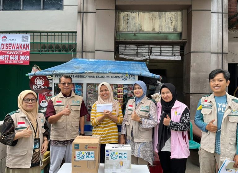 YBM PLN UP3 Bogor Salurkan Bantuan Gerobak Usaha untuk UMKM Sekitar Kantor
