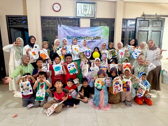 Ruangberbagi.ku Ajak Anak Muda Bergerak Lewat Kegiatan Sosial “Canvas of Expression: Dunia Cerita di Atas Totebag”