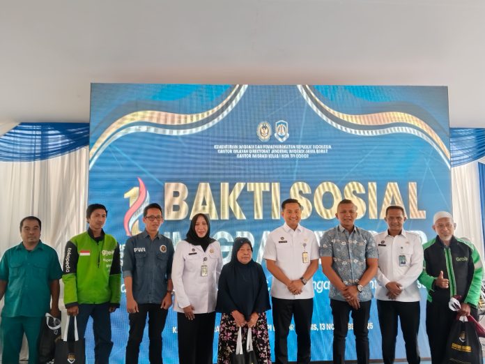 Wakil Walikota Bogor Zaenal Muttaqin bersama Kepala Kantor Imigrasi Kelas I Non-TPI Bogor Ritus Ramadhana dan jajaran foto bersama penerima bantuan serta perwakilan masyarakat usai kegiatan Bakti Sosial Imigrasi Bogor. Pada Kamis, 13 November 2025.