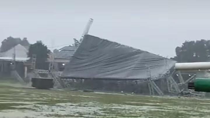 Panggung Perayaan Hari Jadi Cilebut Barat Bogor Ambruk Diterjang Angin Kencang