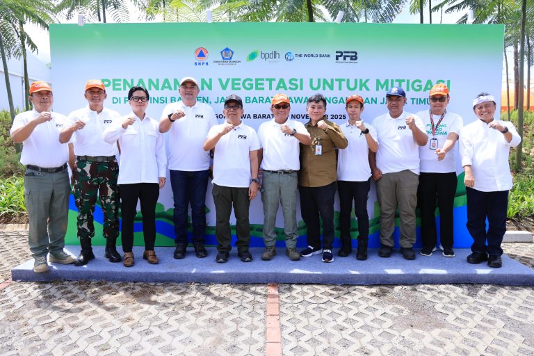 Menko PMK dan BNPB Gandeng EIGER Adventure Land Hijaukan Puncak