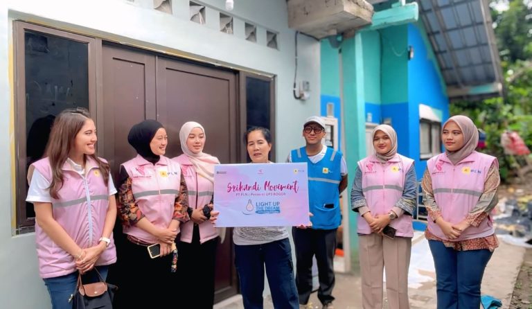 Srikandi PLN UP3 Bogor Laksanakan Kegiatan Sosial Jumat Berkah Berbagi Cahaya Berikan Sambungan Listrik Gratis kepada Warga