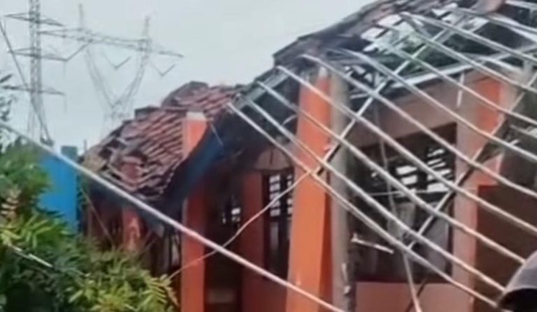 Atap Sekolah SMKN 1 Gunung Putri Ambruk, 44 Siswa Alami Luka-Luka