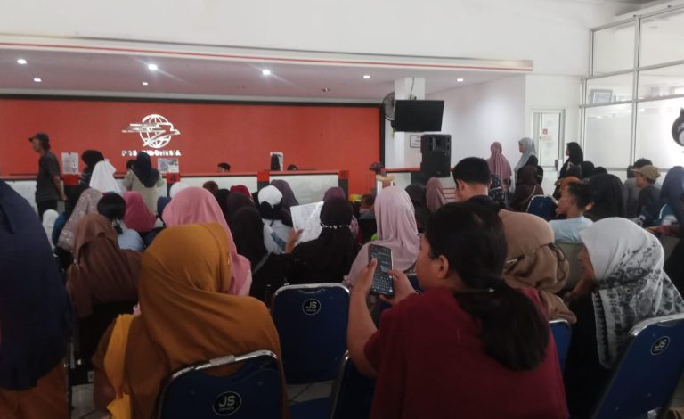 Nunggu Sejak Pagi, Ratusan Warga Rela Antre Pencairan BLT Rp900 Ribu di Kantor Pos Cibinong