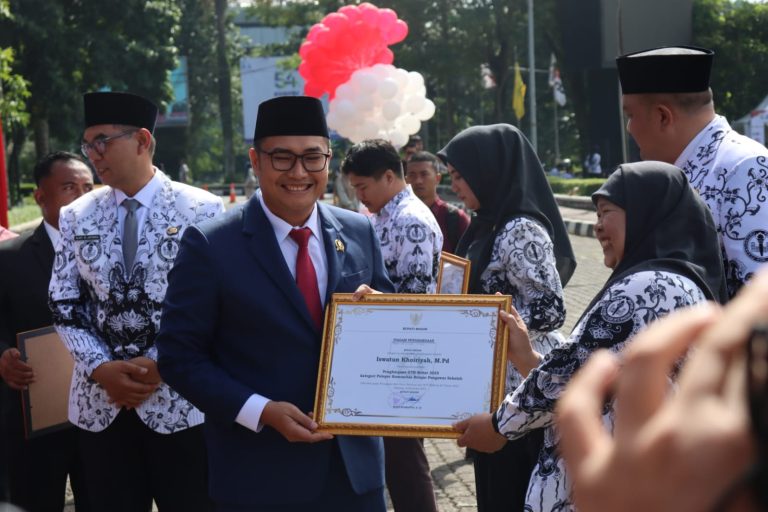 Ketua DPRD Kabupaten Bogor Sastra Winara Berikan Apresiasi Untuk Para Guru
