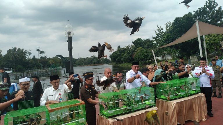 Pemkab Bogor Tebar 10 Ribu Benih Ikan dan Lepas Liarkan Burung di Cibinong Situ Plaza
