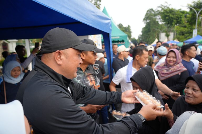 Bupati Bogor Bagikan 2025 Telur Gratis kepada Masyarakat