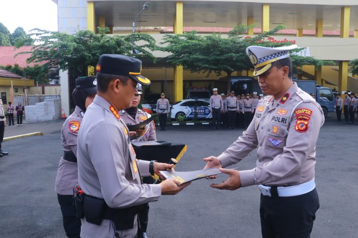 Kapolresta Bogor Kota Berikan Kenaikan Pangkat dan Penghargaan kepada Anggota Berprestasi