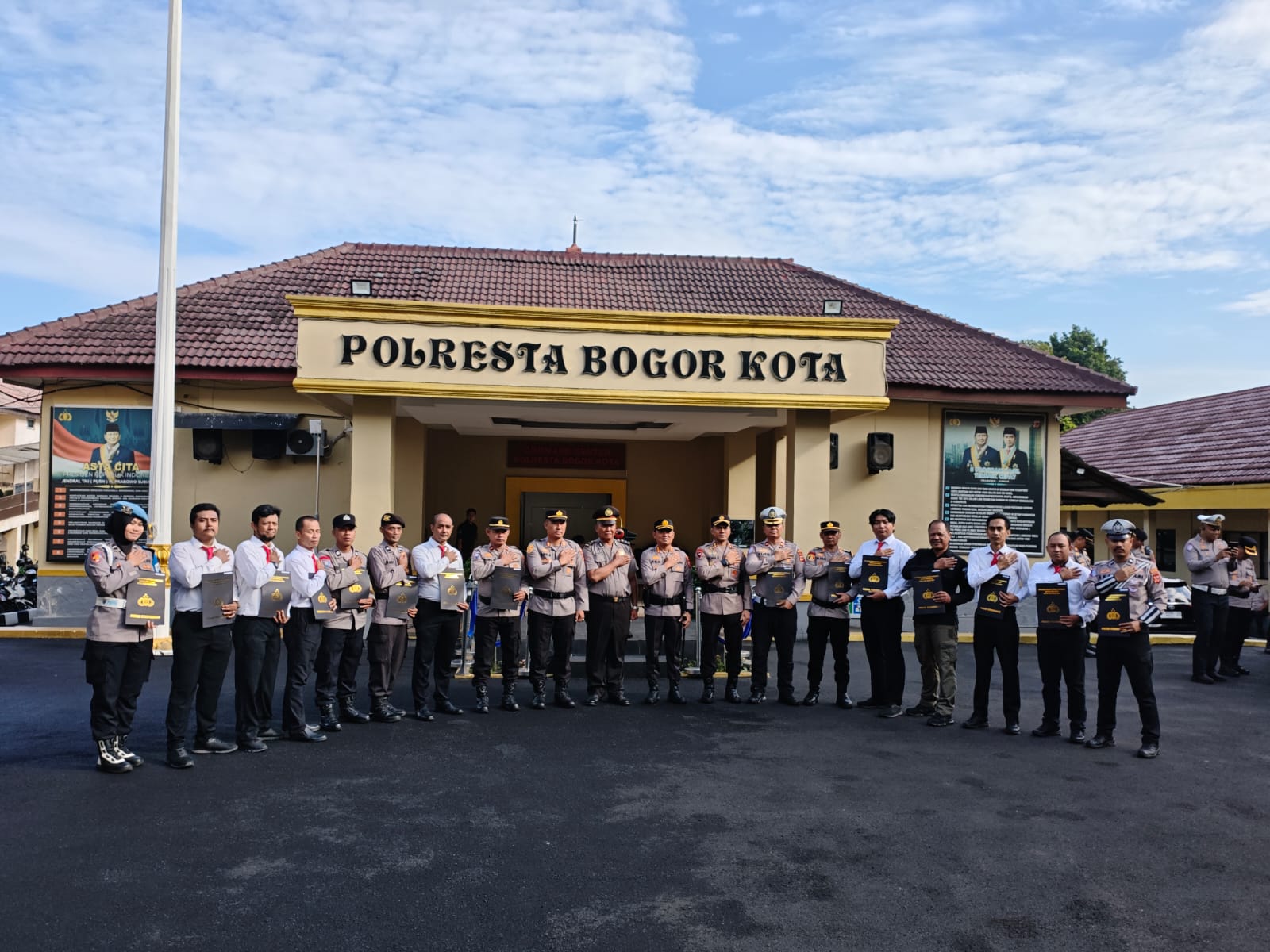 Kapolresta Bogor Kota Berikan Kenaikan Pangkat dan Penghargaan kepada Anggota Berprestasi