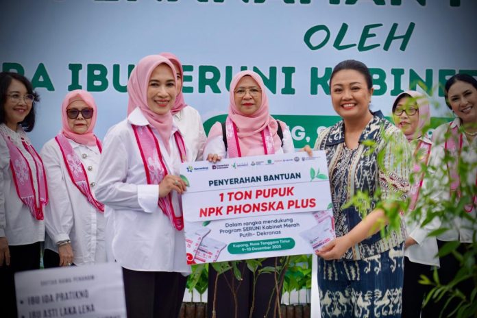 Kemenkop Latih Mamak-Mamak Perajin Tenun NTT Untuk Berkoperasi