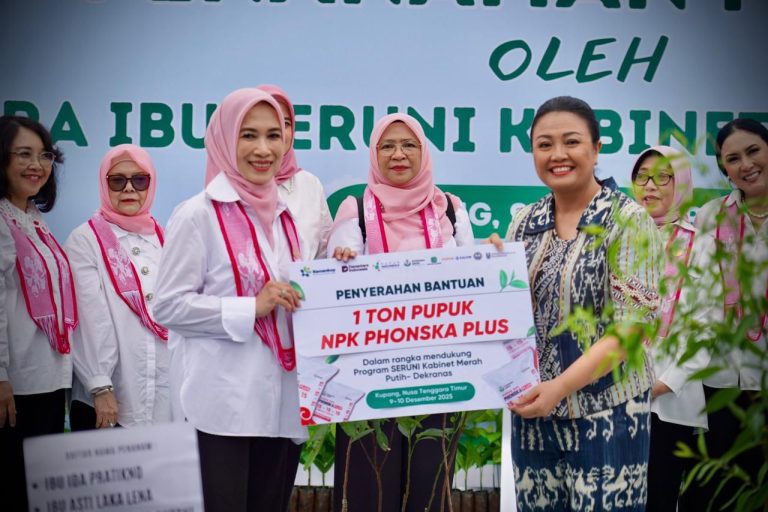 Kemenkop Latih Mamak-Mamak Perajin Tenun NTT Untuk Berkoperasi