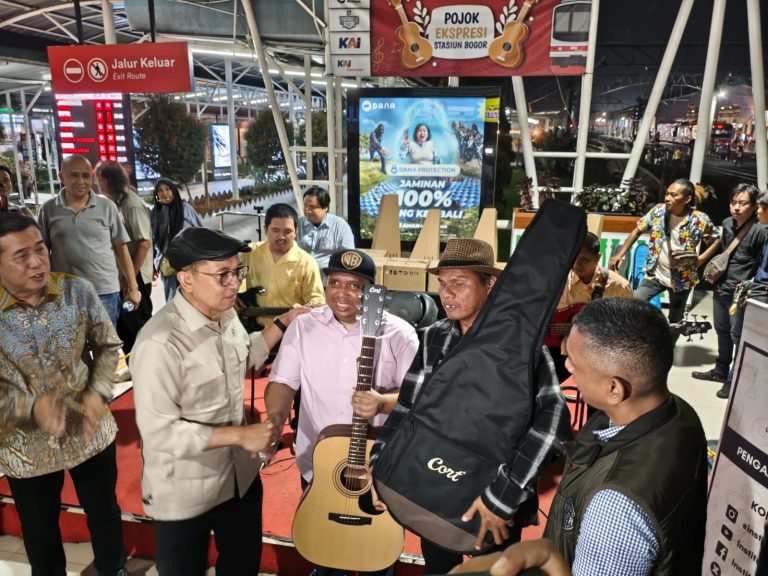 Menteri Kebudayaan Fadli Zon Serahkan Bantuan Alat Musik untuk Musisi Jalanan di Stasiun Bogor