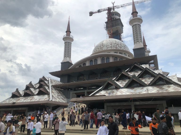 Ribuan Masyarakat Bogor Antusias Ikuti Sholat Jum’at Perdana di Masjid Nurul Wathon Pakansari 
