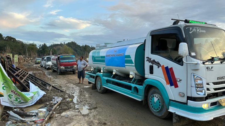 Setelah 18 Ton Logistik, Setkab Kembali Kirim 50 Truk Air Bersih ke Aceh