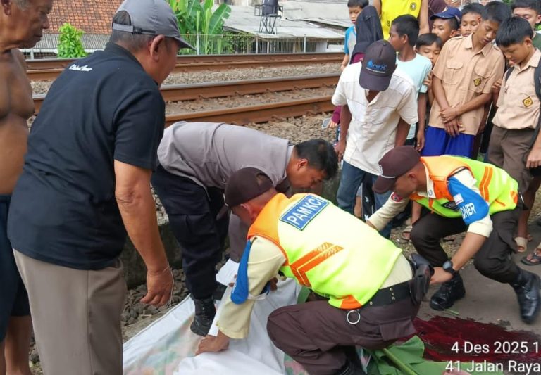 Polisi Evakuasi Jasad Lansia yang Tertabrak Kereta di Cilebut Timur Bogor