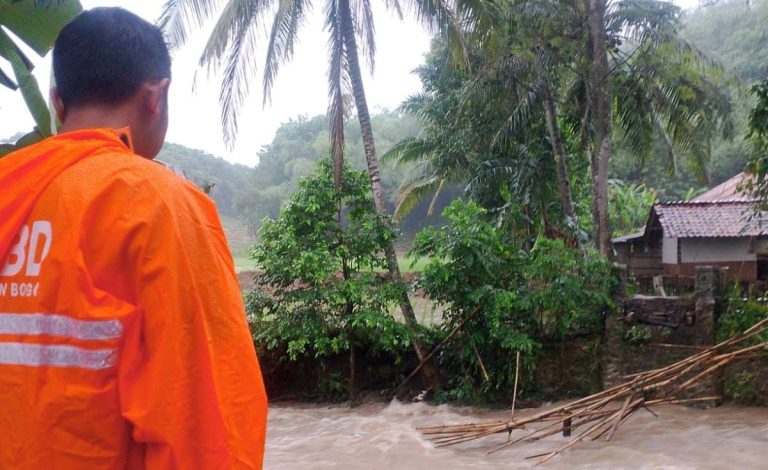 Jembatan Penghubung Bogor-Karawang Ambruk Diterjang Banjir Bandang, Akses Warga Terputus