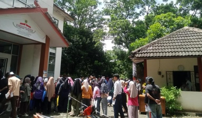 Jelang Nataru, Ratusan Warga di Cibinong Rela Antre Dapatkan Bantuan Sembako dari Bapanas 