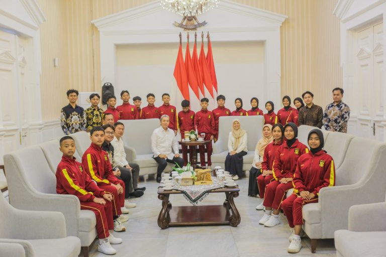 Wakili Jabar, Dedie Rachim Lepas Paskibra SMPN 8 ke Kejuaraan Nasional