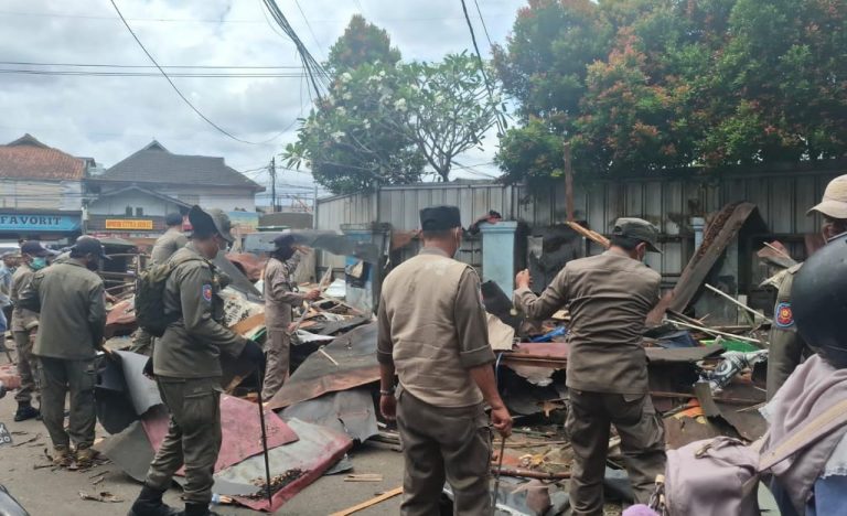 Satpol PP Kabupaten Bogor Bongkar 42 Bangunan PKL Liar di Kawasan IPB Dramaga