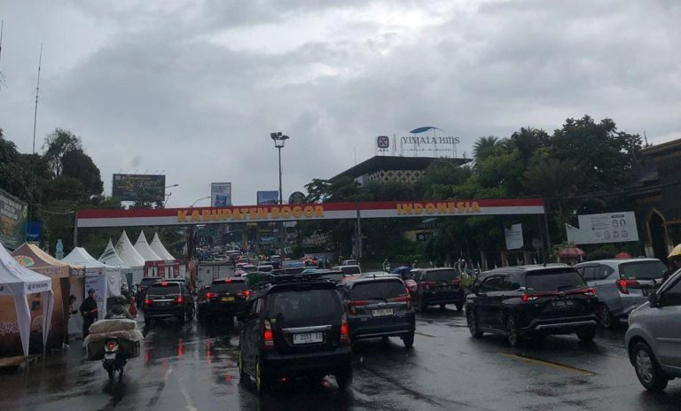 Jelang Tahun Baru, Ribuan Kendaraan Mulai Padati Kawasan Puncak Bogor