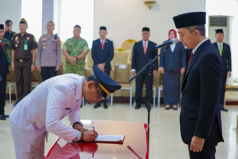 Dedie Rachim Rombak Birokrasi, 12 Pejabat Pemkot Bogor Dilantik