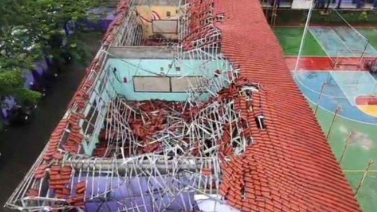 Atap SMAN 2 Gunungputri Bogor Ambruk Usai Hujan Deras, Tiga Ruang Kelas Rusak Parah