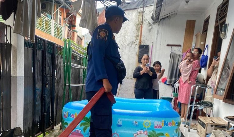 Seorang Anak Rewel, Petugas Damkar Kerahkan Nozzle dan Y Connection