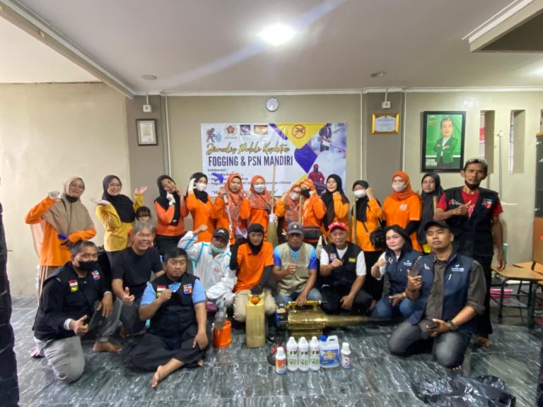 Didukung PWI dan Gentama Media Grup, Warga Cibuluh Gelar Fogging Mandiri