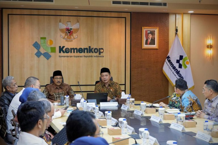 Kemenkop dan Kemensos Tandatangani MoU Pemberdayaan Keluarga Penerima Manfaat Melalui Kopdes Merah Putih