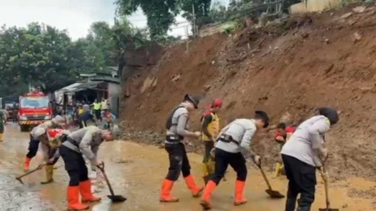 Longsor Tutup Akses Jalur Alternatif Puncak, Polisi & Warga Lakukan Evakuasi Darurat